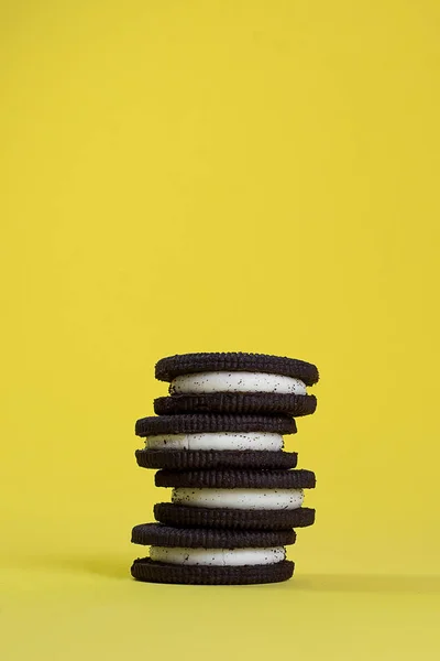 Sarı arka planda çerezler. Kremalı kurabiye dolması