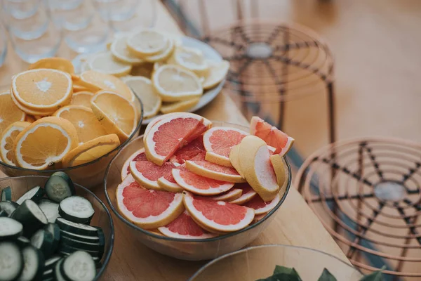 Portakal, greyfurt ve limon içeren bir içki barı. Metal banklar ile.