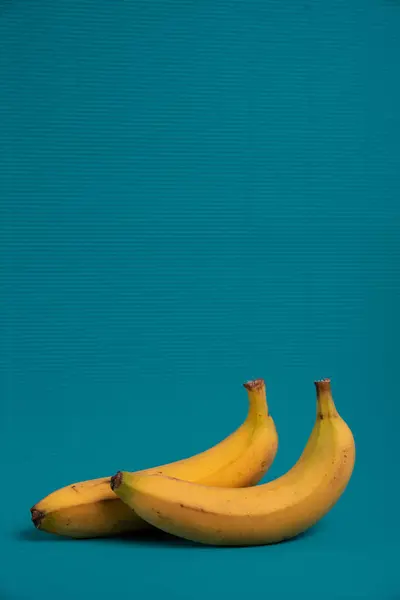 açık mavi arka planda muz