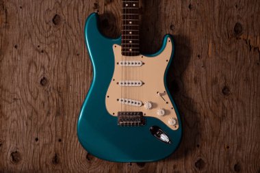 Ahşap arka planda elektrik gitar.
