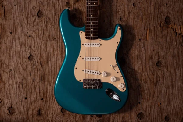 Ahşap arka planda elektrik gitar.