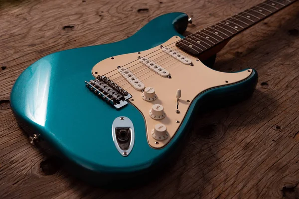 Ahşap arka planda elektrik gitar.