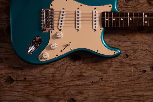 Ahşap arka planda elektrik gitar.