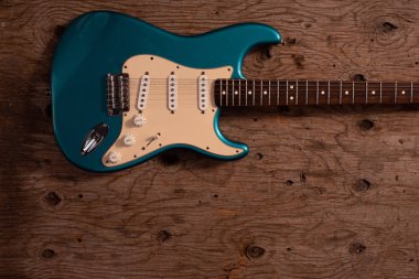 Ahşap arka planda elektrik gitar.
