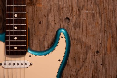 Ahşap arka planda elektrik gitar.