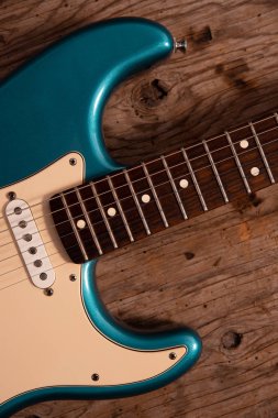 Ahşap arka planda elektrik gitar.