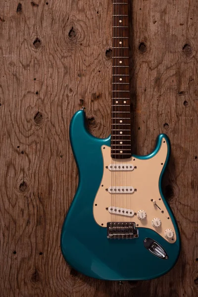 Ahşap arka planda elektrik gitar.