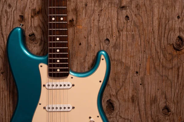 Ahşap arka planda elektrik gitar.