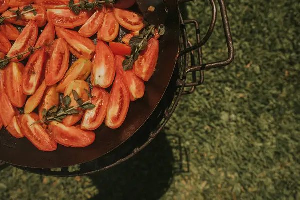 Domatesli ve kekikli tava.