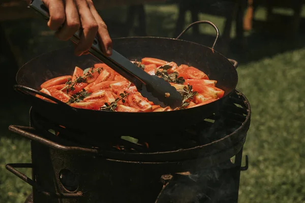 Domatesli ve kekikli tava.