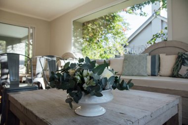 Sandalye ve masa kırsal beyaz ahşap ve metal sandalyeler..