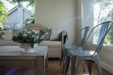 Sandalye ve masa kırsal beyaz ahşap ve metal sandalyeler..