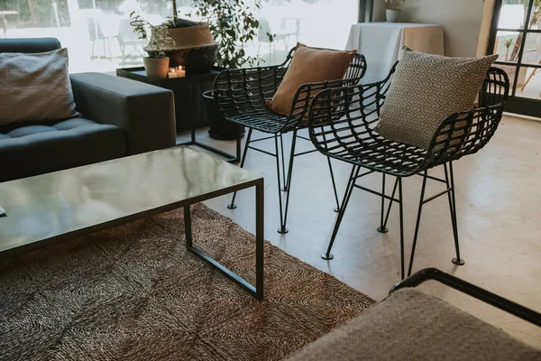 Yastıklı siyah hasır sandalyeler