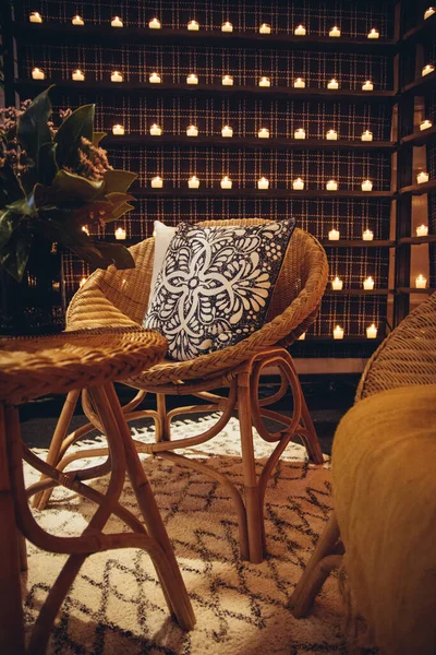 Mum ışığında minderli hasır sandalye..