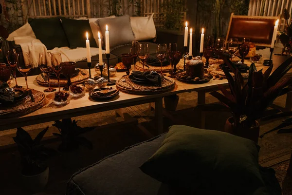 Mumlarla, gözlüklerle ve dekorasyonlarla dolu Noel masası.