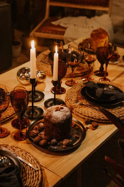 Noel masasında puding ve mumlar