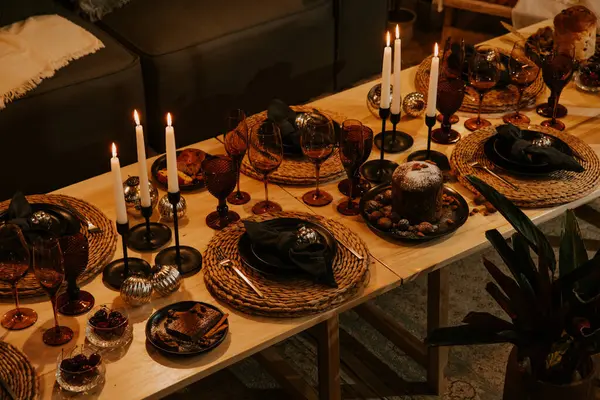 Mumlarla, gözlüklerle ve dekorasyonlarla dolu Noel masası.