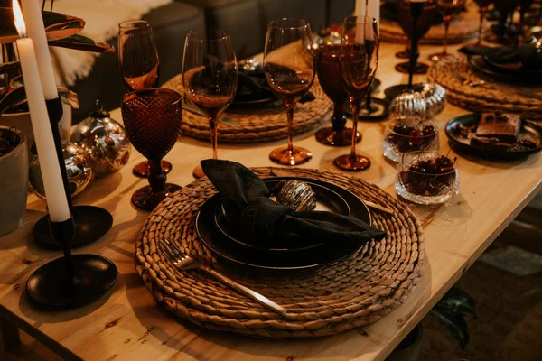 Mumlarla, gözlüklerle ve dekorasyonlarla dolu Noel masası.