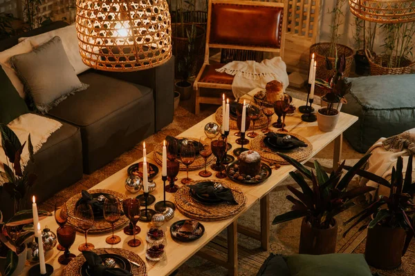 Mumlarla, gözlüklerle ve dekorasyonlarla dolu Noel masası.