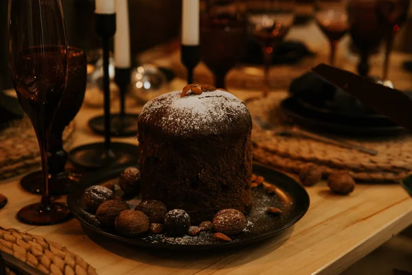 Noel masasında puding ve mumlar