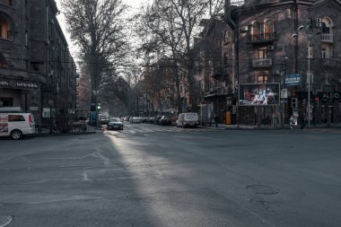 Merkezde boş bir sokak. 