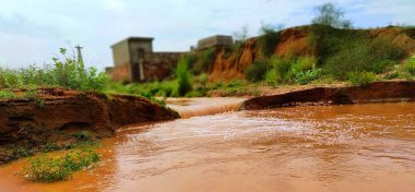 Yağmurlu bir günde ve nehirde yağmurlu su karıştırma önce, çok güzel bir sahne olun. Yağmurlu pınarlar çok güzeldir. Bununla birlikte yeşil bitkiler de vardır. Fotoğraf Rajasthan Hindistan'dan.