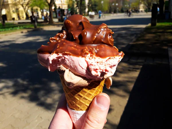 Elele tutuşarak dondurma.