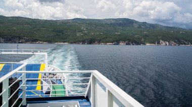 Yaklaşan fırtına ile feribotla Hırvatistan kıyılarından ayrılıyor.