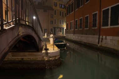 Venedik gece, turistik güzergahlar kapalı.