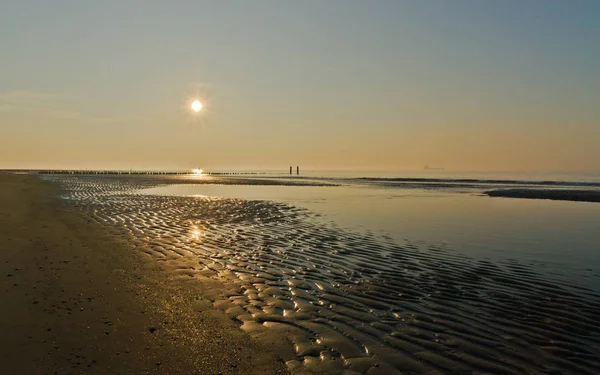 夕日を照らして北海のビーチ. — ストック写真