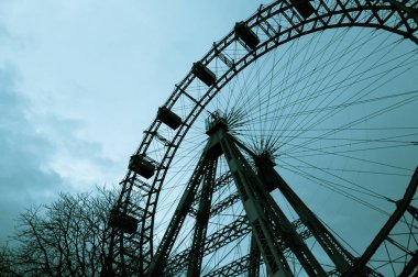 Aşağıdan Viyana Prater dönme dolap.