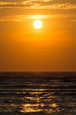 Akşam Plajı'ndan Turuncu parlayan Gün batımı.