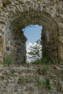 Sıcak bir yaz gününde bir kale harabe seizleri.