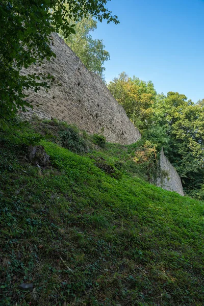 Impressioni di un castello rovina in una calda giornata estiva . — Foto Stock