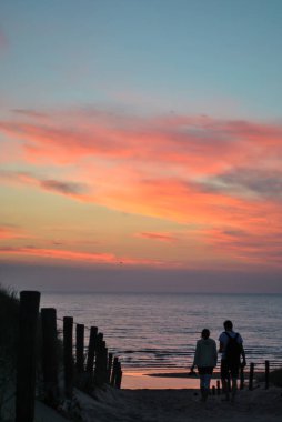 Gün batımından sonra kum ulalarının üzerinde Sandy Way.