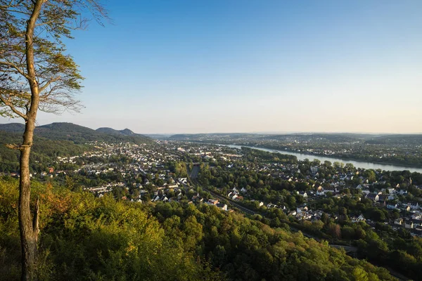 Kilátás nyílik az Észak-Bonn az Ennert hegyek, egy forró nyári napon. — Stock Fotó