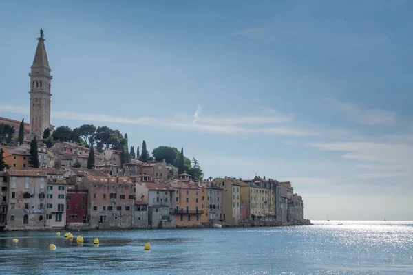 Kuzey limanından görülen tarihi Rovinj.