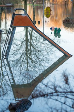 Suda yansıması ile sular altında bir oyun üzerinde Slayt.