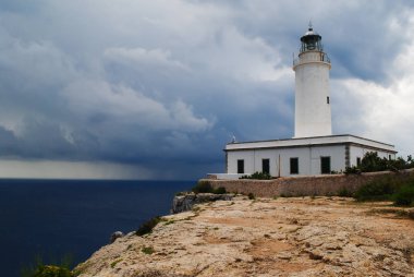 Far de la Mola, Formentera kayalıklarında deniz feneri yaklaşan bir fırtına.