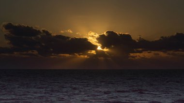 Mor Karayip Denizi üzerinde çarpıcı gün batımı.