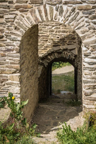 Passerelle Travers Mur Une Ruine Château Médiéval Lumière Ombre Dominent — Photo