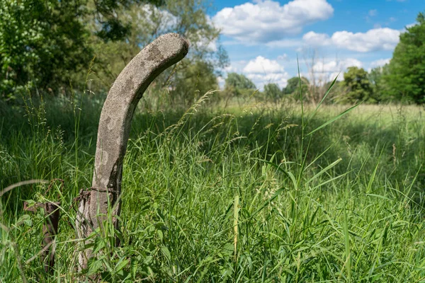 夏初的一个晴朗的日子 河边草地上的混凝土栅栏 — 图库照片