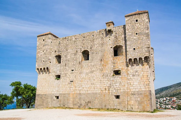 Colpo lungo della fortezza di Nehaj sopra la città di Senj in Croazia. — Foto Stock