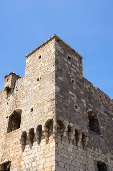 Torre de esquina de la fortaleza Nehaj sobre la ciudad de Senj en Croacia . — Foto de Stock