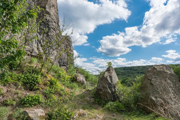 Vista a lo largo de una pared de roca del Stenzelberg. — Foto de Stock