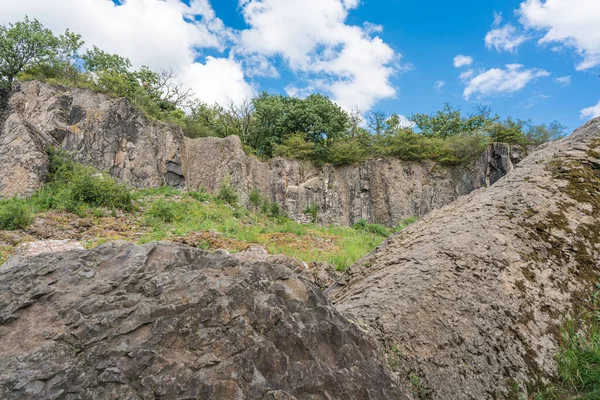 Stenzelberg 'in kaya duvarının önündeki kayaların panoramik görüntüsü.