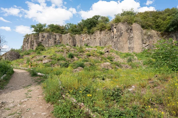 Camino a una pared de roca del Stenzelberg. — Foto de Stock