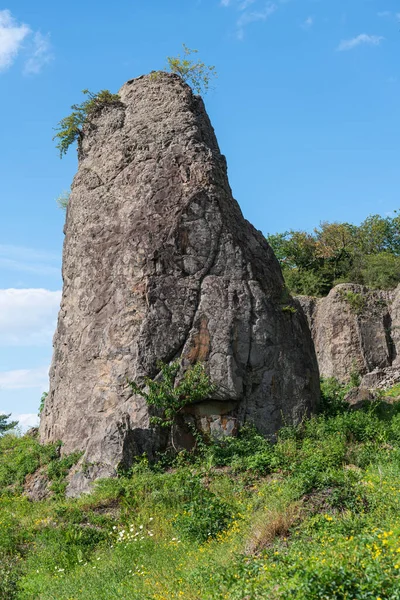 Pilar de roca frente a una pared de roca en Stenzelberg. — Foto de Stock