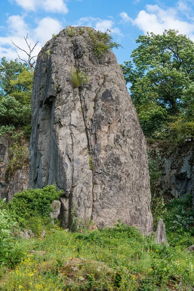 Pilar de roca frente a la cara de roca en Stenzelberg. — Foto de Stock