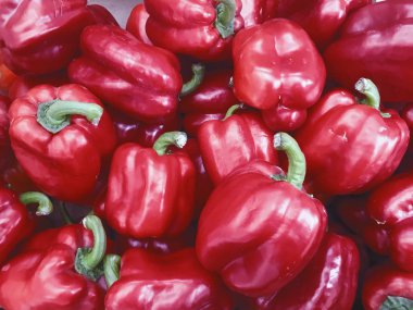 Bir demet kırmızı büyük biber